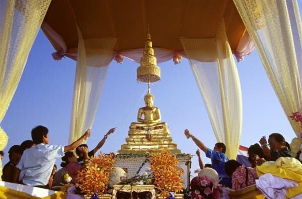 寺院をめぐりタイの新年を迎えよう！「ウォーター・フェスティバル2015」開催