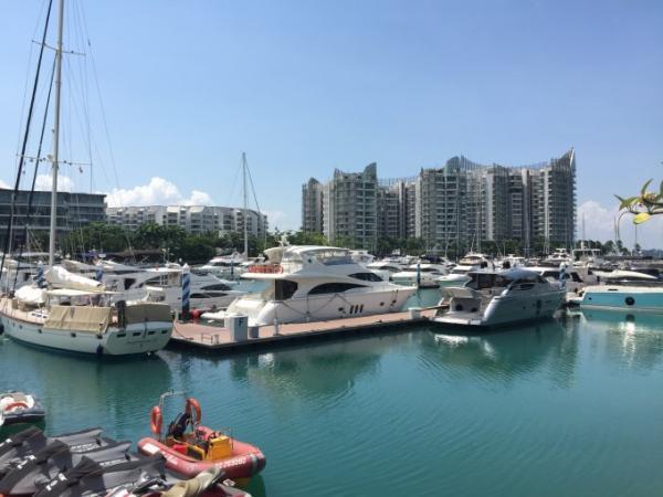 世界中のセレブが集まるヨットハーバーを眺めながらゆっくり過ごそう！