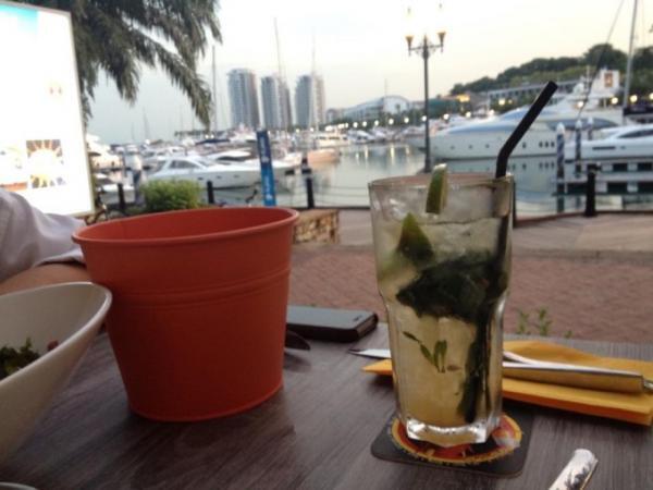 世界中のセレブが集まるヨットハーバーを眺めながらゆっくり過ごそう！