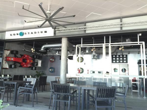 世界中のセレブが集まるヨットハーバーを眺めながらゆっくり過ごそう！