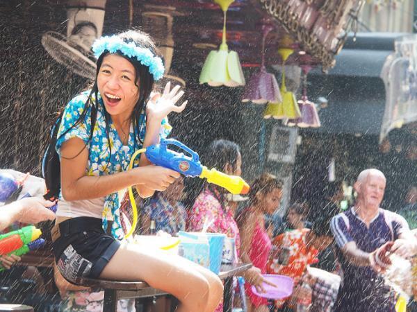 水をかけあい新年を祝う「ソンクラーン」