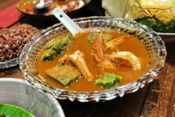 バンコクの地元人気店でタイ料理を楽しむ