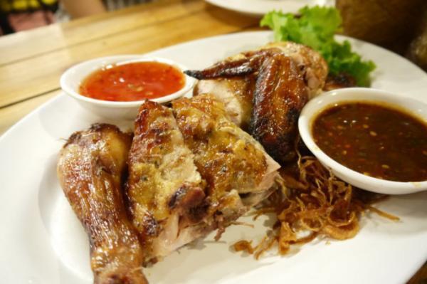 バンコクの地元人気店でタイ料理を楽しむ