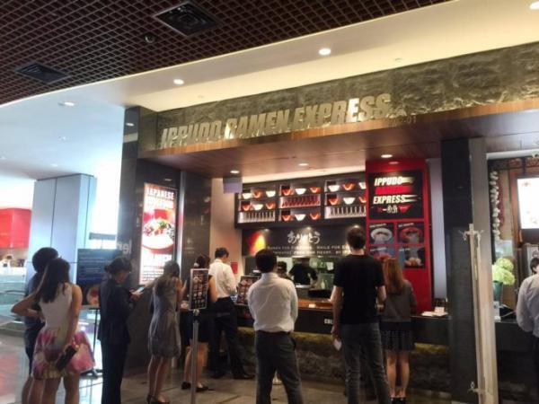 世界を動かす金融マンが集まるシンガポールのフードコート