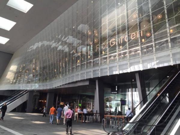 世界を動かす金融マンが集まるシンガポールのフードコート