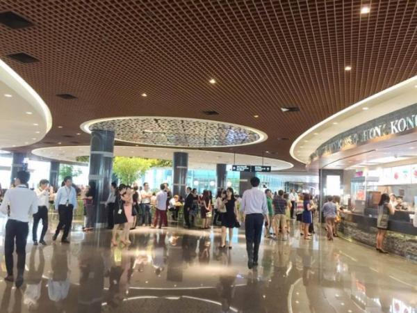 世界を動かす金融マンが集まるシンガポールのフードコート