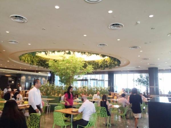 世界を動かす金融マンが集まるシンガポールのフードコート