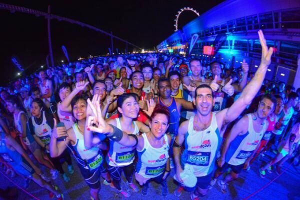 夜のシンガポールを走り抜ける大人気マラソン大会