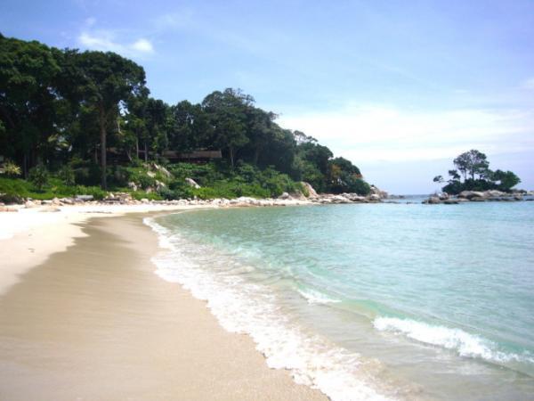 おなじみのビーチから半歩先に待つ、穴場な絶景ビーチ