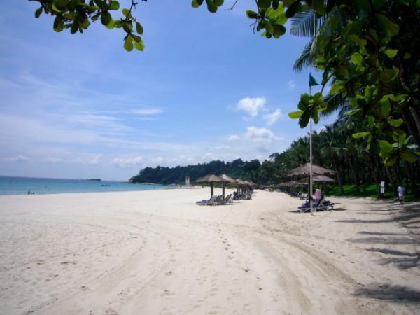 おなじみのビーチから半歩先に待つ、穴場な絶景ビーチ