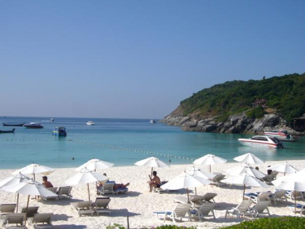 おなじみのビーチから半歩先に待つ、穴場な絶景ビーチ