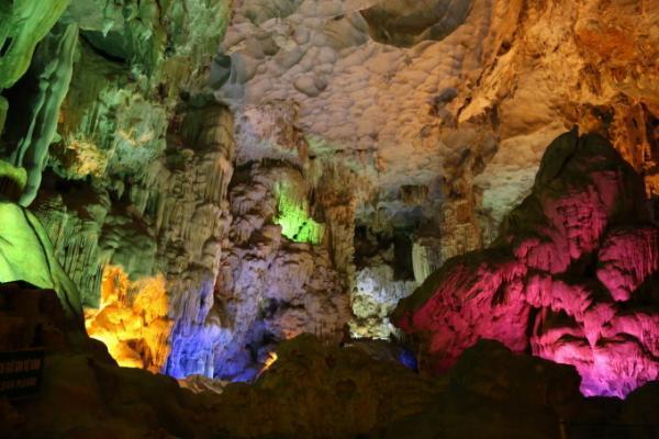 ベトナム北部の世界遺産！奇岩、洞窟、遺跡を楽しもう！