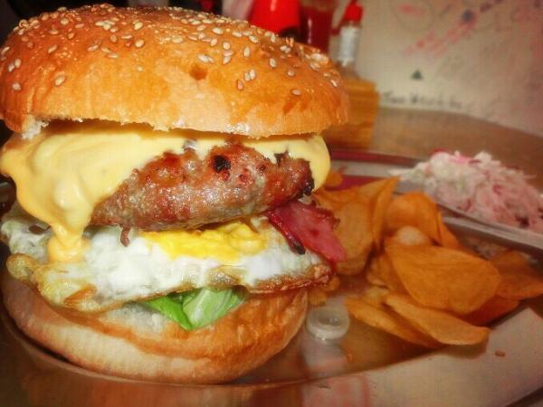 東南アジアでも大人気！肉厚ジューシーバーガーを食べよう