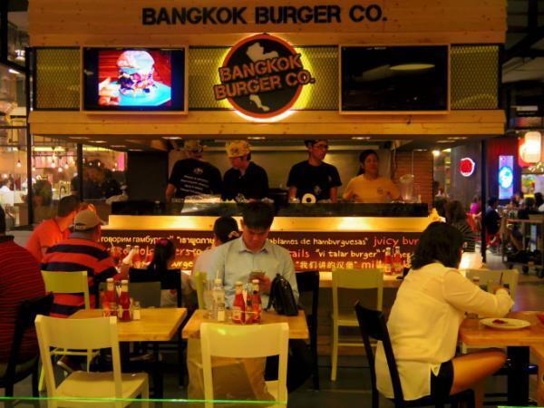 東南アジアでも大人気！肉厚ジューシーバーガーを食べよう