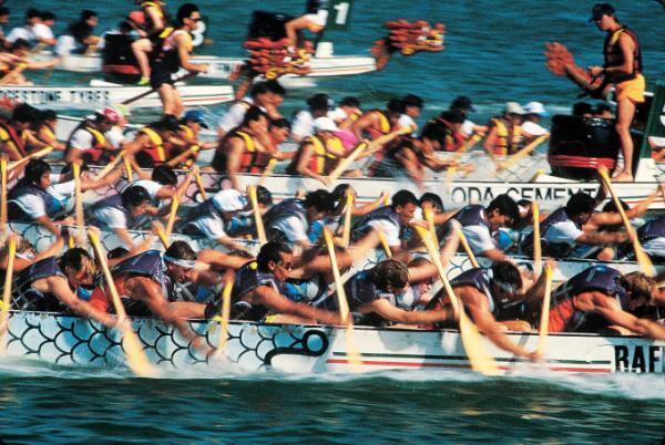 大迫力！ドラゴンボートの大会がシンガポールで開催