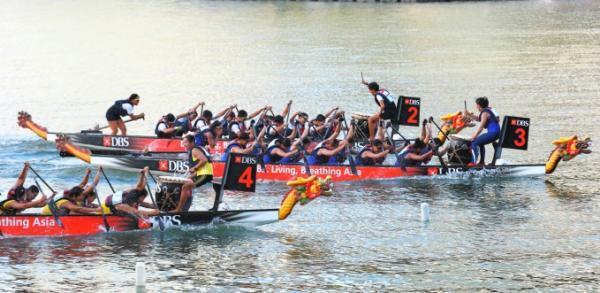 大迫力！ドラゴンボートの大会がシンガポールで開催