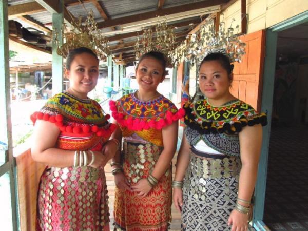 断食前にオーダーして作るブルネイ民族衣装