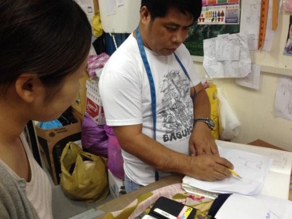 断食前にオーダーして作るブルネイ民族衣装