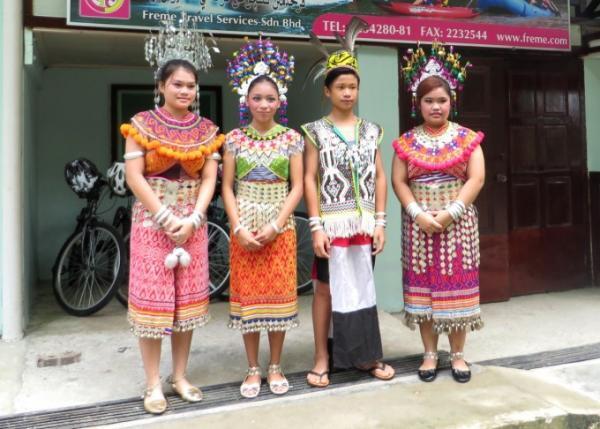 断食前にオーダーして作るブルネイ民族衣装