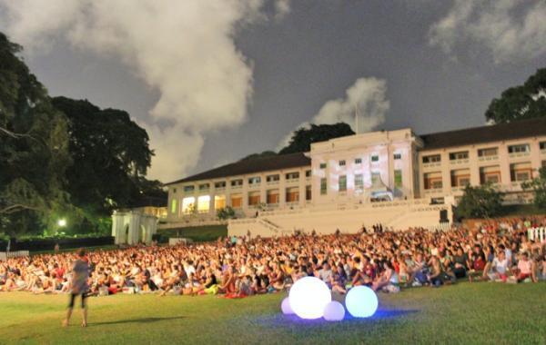 ワインと名作に酔いしれる！シンガポールで話題の野外映画祭