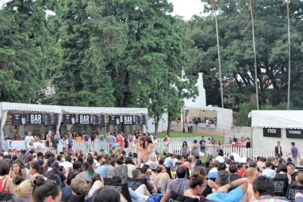 ワインと名作に酔いしれる！シンガポールで話題の野外映画祭