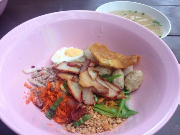 バンコクのオフィス街で人気の麺料理「クイッティアオ・スコータイ」