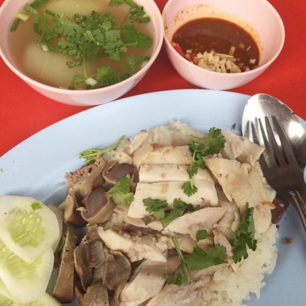 プリプリの丸鶏がウリ！バンコクの老舗カオマンガイ店