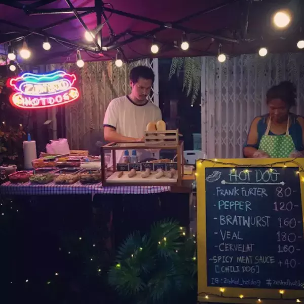 ソーセージやパンが選べるバンコクの人気ホットドック屋台