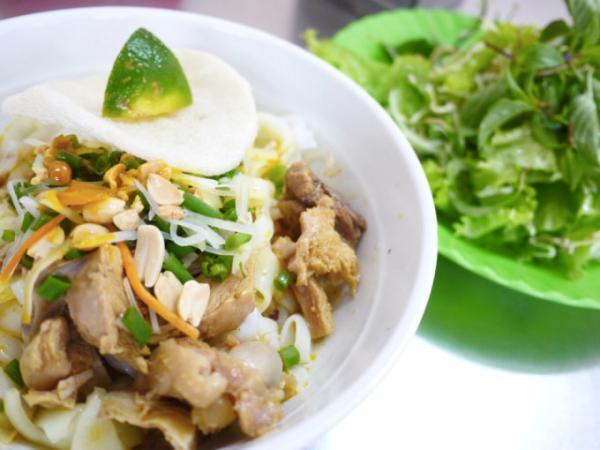 ベトナム・ダナンのご当地料理、汁なし和え麺「ミークワン」