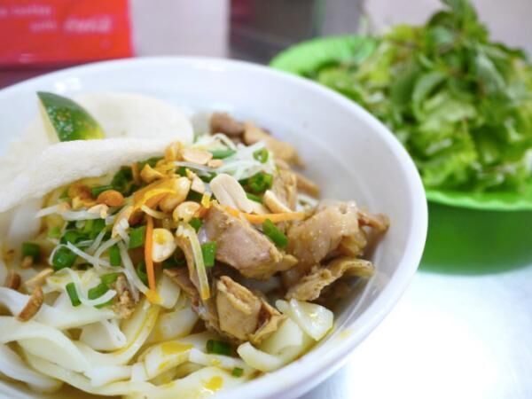 ベトナム・ダナンのご当地料理、汁なし和え麺「ミークワン」