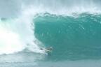 世界トップクラスのサーファーと挑む！バリ島ウルワツの波