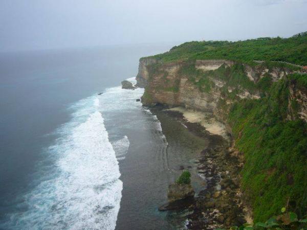 世界トップクラスのサーファーと挑む！バリ島ウルワツの波