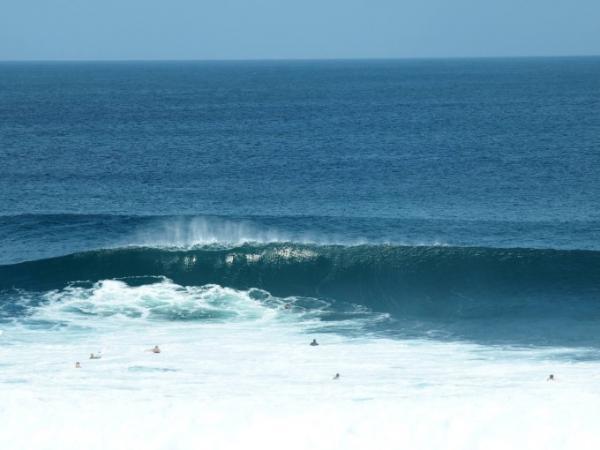 世界トップクラスのサーファーと挑む！バリ島ウルワツの波