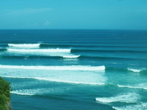 世界トップクラスのサーファーと挑む！バリ島ウルワツの波