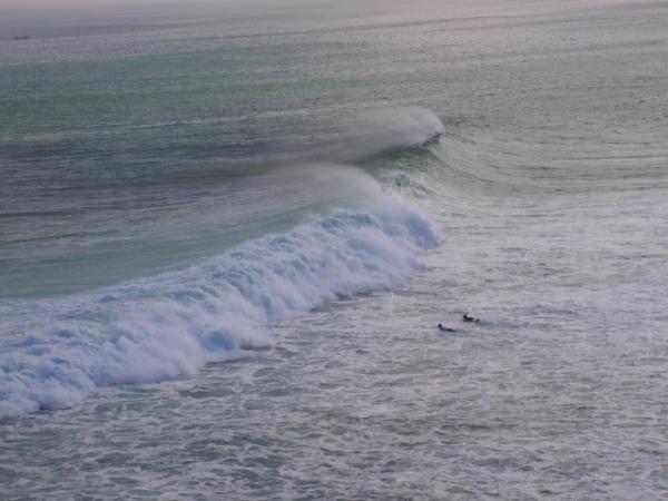 世界トップクラスのサーファーと挑む！バリ島ウルワツの波
