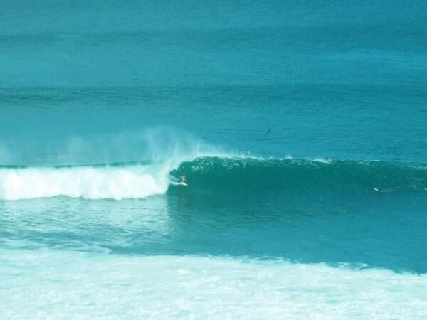 世界トップクラスのサーファーと挑む！バリ島ウルワツの波
