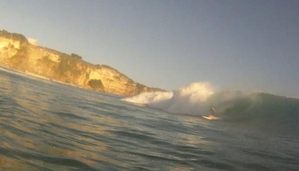 世界トップクラスのサーファーと挑む！バリ島ウルワツの波