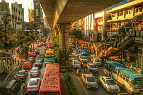 バンコクを縦横無尽にバスは走るよ何処までも…