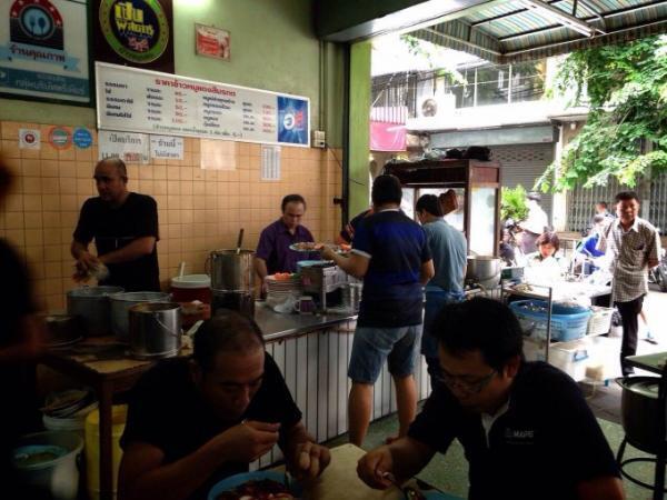 タイの庶民の味！バンコクで人気のカオムーデーン専門店