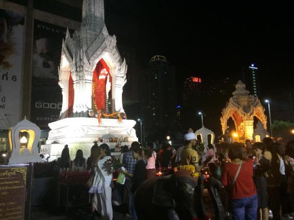 恋するバンコク女子が集合！恋愛の神様は木曜日夜に……