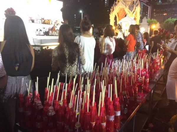 恋するバンコク女子が集合！恋愛の神様は木曜日夜に……