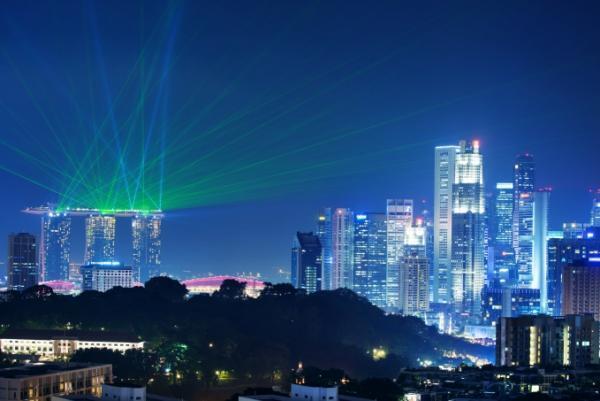 シンガポールの夜空を彩る光と水のショー「ワンダー・フル」