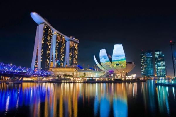 シンガポールの夜空を彩る光と水のショー「ワンダー・フル」