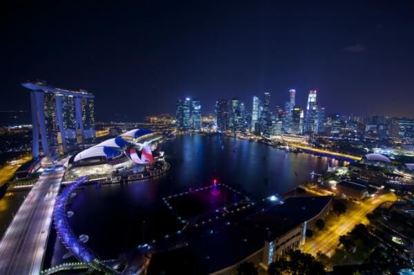 シンガポールの夜空を彩る光と水のショー「ワンダー・フル」