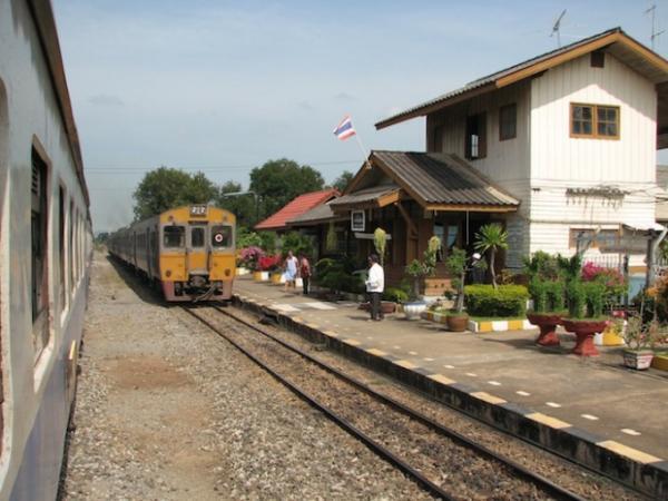 ひまわり畑に臨時停車！バンコク発「ひまわり列車」の旅