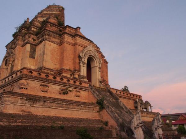 チェンマイ旧市街の中心に佇む巨大仏塔「ワット・チェディルアン」