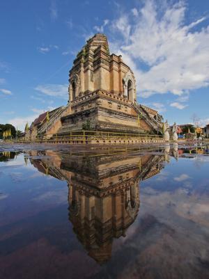 チェンマイ旧市街の中心に佇む巨大仏塔「ワット・チェディルアン」