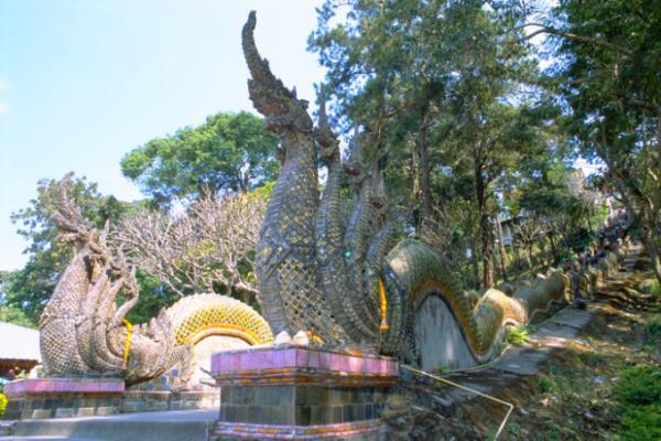 チェンマイといえば！山頂に建つ「ワット・プラタート・ドイ・ステープ」