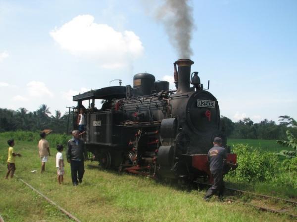 ジャワ島でＳＬをチャーターして自分専用の列車を走らせよう