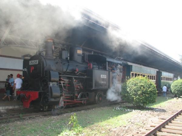 ジャワ島でＳＬをチャーターして自分専用の列車を走らせよう